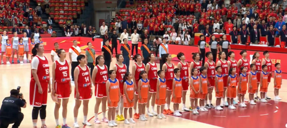 中国女篮在, 势首节结束, 宫鲁鸣指导 中国女篮在, 势首节结束, 宫鲁鸣指导